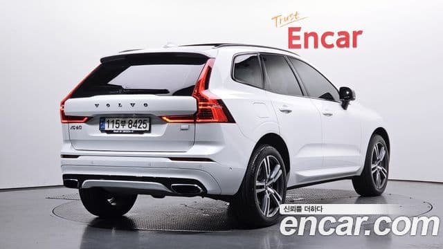 Volvo XC60 2021 — Фото 2/20