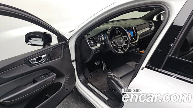 Volvo XC60 2021 — Фото 10/20