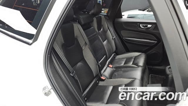 Volvo XC60 2021 — Фото 11/20