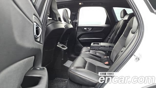 Volvo XC60 2021 — Фото 12/20