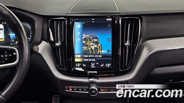 Volvo XC60 2021 — Фото 15/20