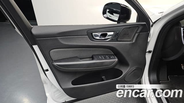 Volvo XC60 2021 — Şəkil 30/32