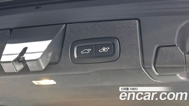 Volvo XC60 2021 — Şəkil 17/32