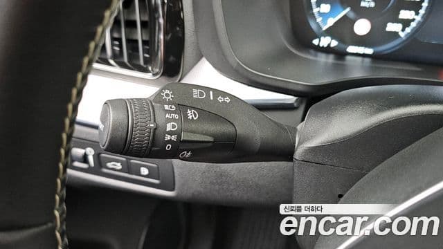 Volvo XC60 2021 — Şəkil 16/32
