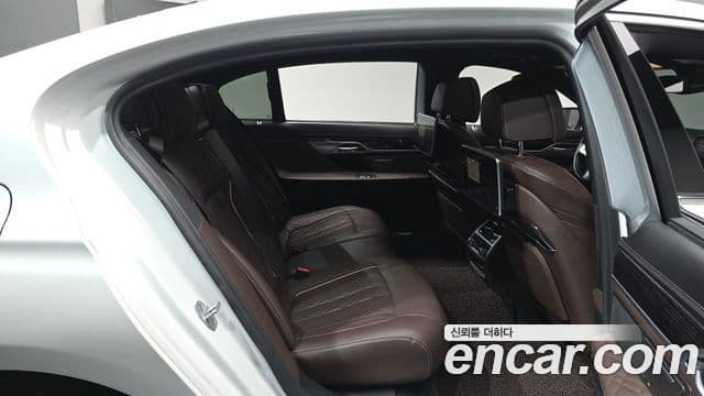 BMW 7 Series 2019 — Фото 12/20