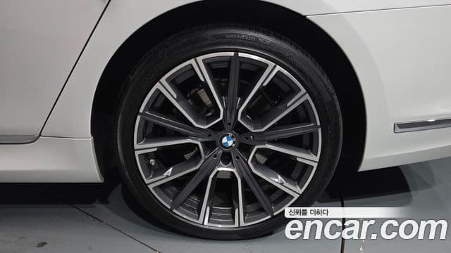 BMW 7 Series 2019 — ფოტო 8/37