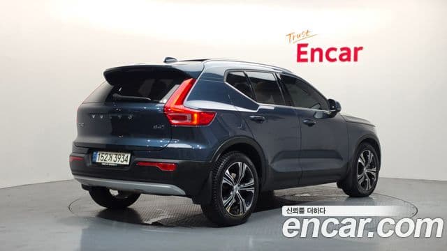 Volvo XC40 2021 — Фото 1/20
