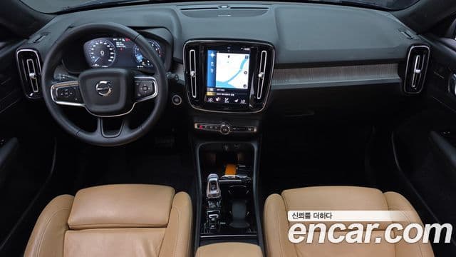 Volvo XC40 2021 — Фото 10/20