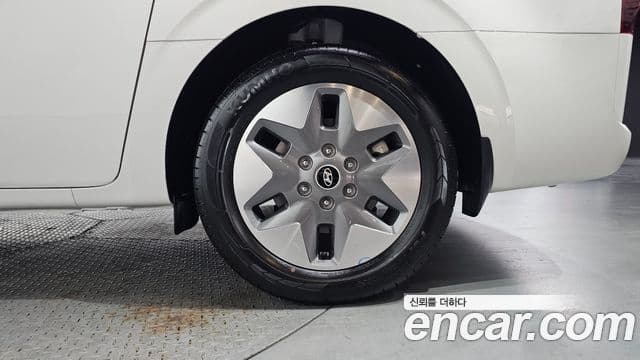 Hyundai Staria 2023 — Photo 9/31