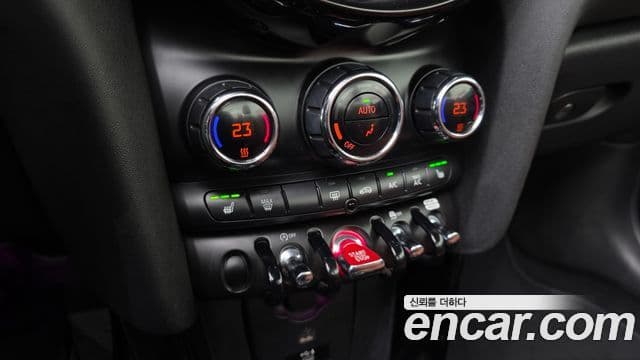 Mini Cooper S Convertible 2021 — ფოტო 19/20