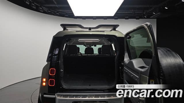 Land Rover Defender 2021 — Photo 19/34