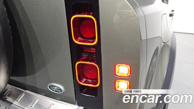 Land Rover Defender 2021 — Photo 33/34