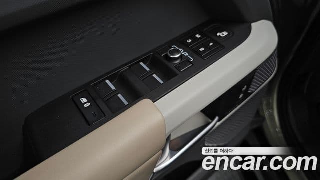 Land Rover Defender 2021 — Photo 28/34