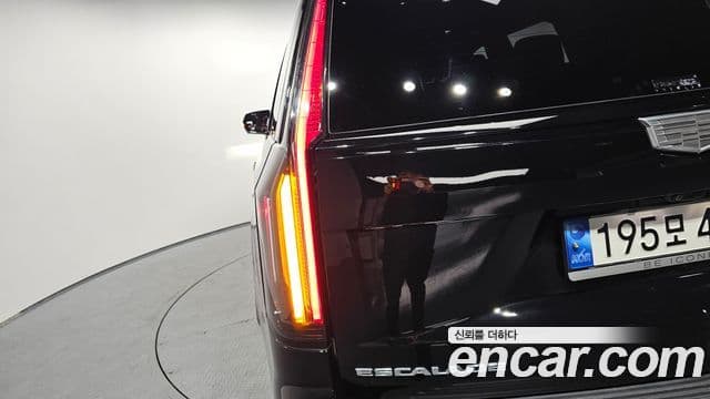 Cadillac Escalade 2023 — ფოტო 23/31