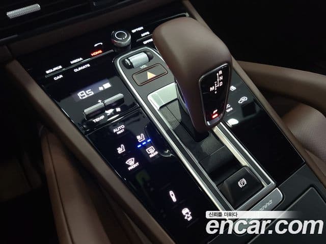 Porsche Cayenne 2023 — ფოტო 8/20