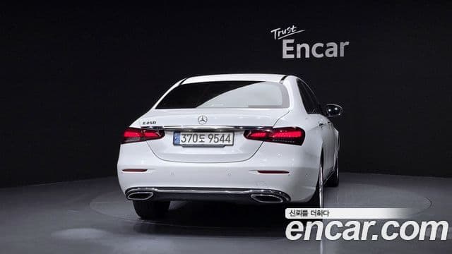 Mercedes-Benz E-Class 2022 — ფოტო 4/20