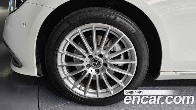 Mercedes-Benz E-Class 2022 — ფოტო 5/20
