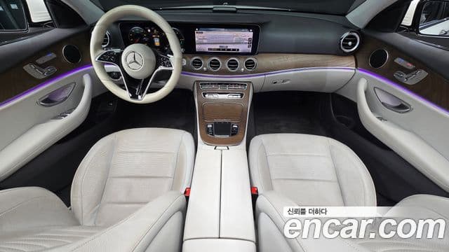 Mercedes-Benz E-Class 2022 — ფოტო 7/20