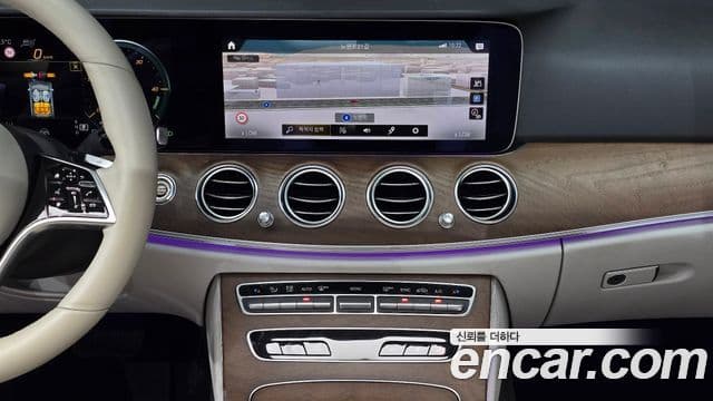 Mercedes-Benz E-Class 2022 — ფოტო 18/20