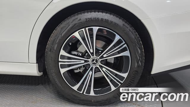Mercedes-Benz E-Class 2025 — Photo 22/34