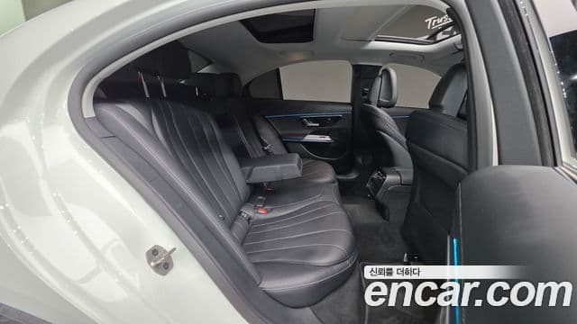 Mercedes-Benz E-Class 2025 — Photo 12/34