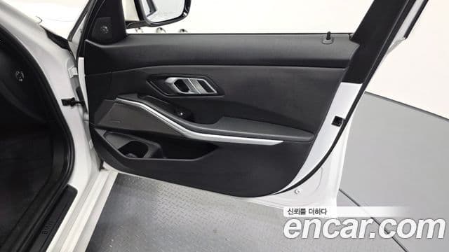 BMW 3 Series 2019 — ფოტო 24/31