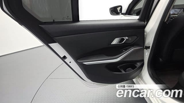 BMW 3 Series 2019 — ფოტო 2/31