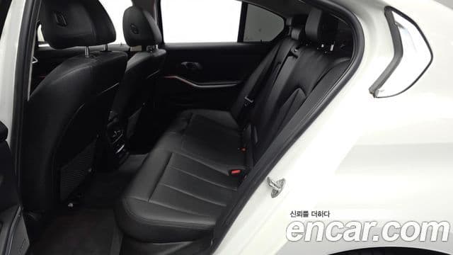 BMW 3 Series 2019 — ფოტო 13/31