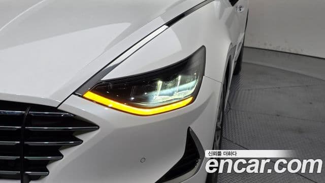 Hyundai Sonata Hybrid 2019 — Photo 1/33