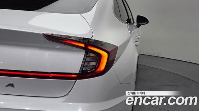 Hyundai Sonata Hybrid 2019 — Photo 20/33