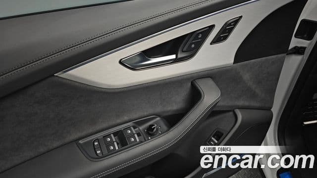 Audi Q8 2025 — Photo 10/37