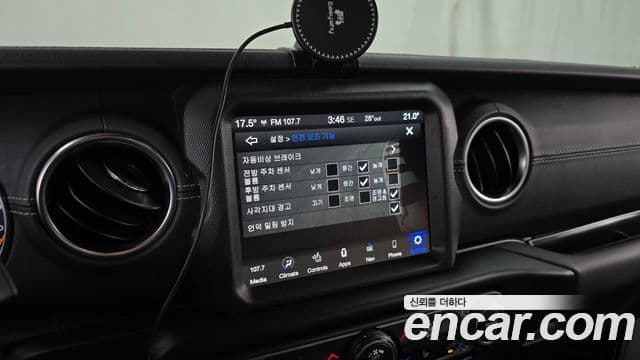 Jeep Wrangler 2022 — ფოტო 14/20
