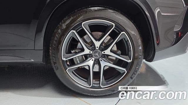Mercedes-Benz GLE-Class 2022 — Photo 11/36