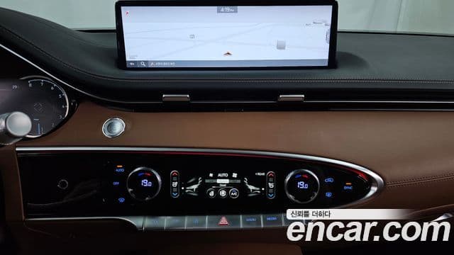 Genesis GV70 2021 — ფოტო 14/20