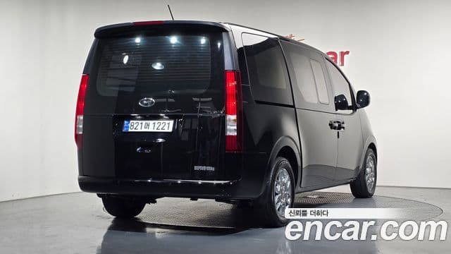 Hyundai Staria 2023 — ფოტო 2/20