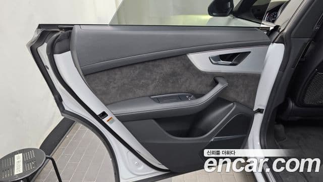 Audi Q8 2022 — Photo 19/33