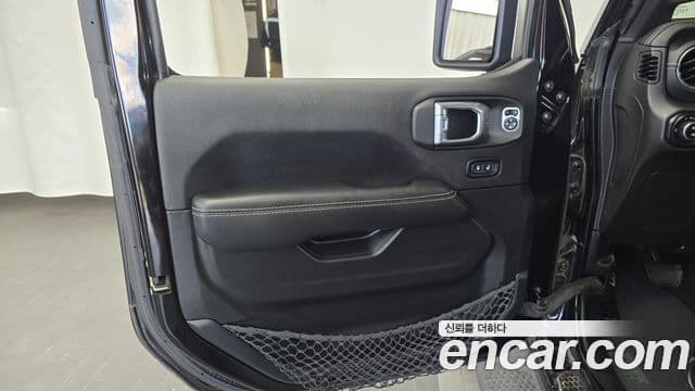 Jeep Wrangler 2021 — Photo 23/30
