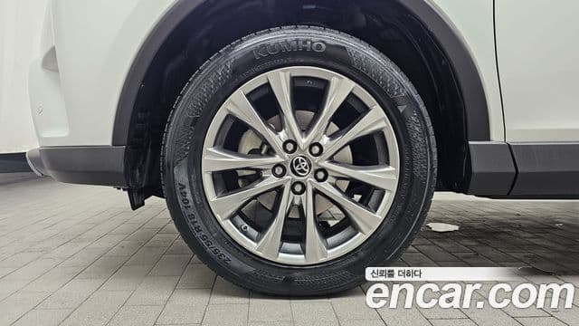 Toyota RAV4 2018 — Şəkil 15/20