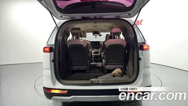Kia Carnival 2021 — ფოტო 18/20