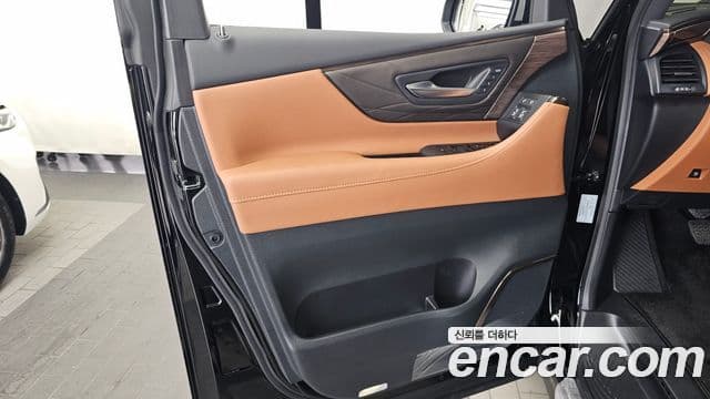 Toyota Alphard 2024 — Photo 34/38