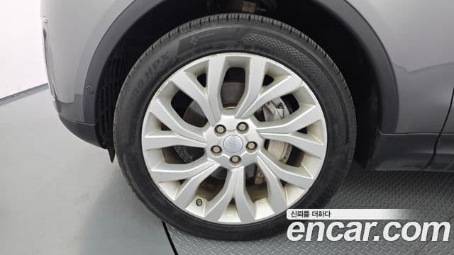 Land Rover Discovery 5 2019 — ფოტო 5/20