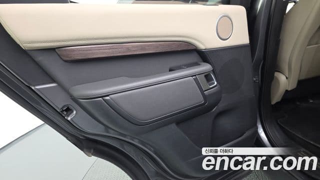 Land Rover Discovery 5 2019 — Şəkil 32/36