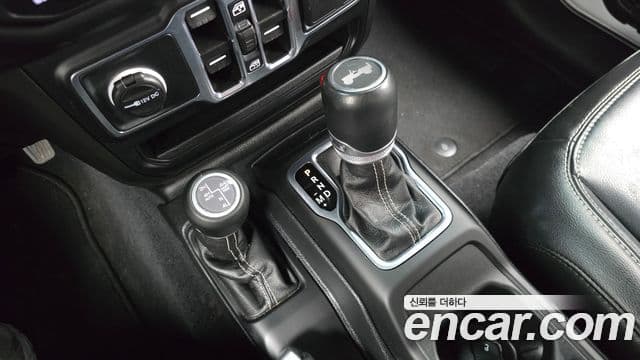 Jeep Wrangler 2023 — Şəkil 9/20