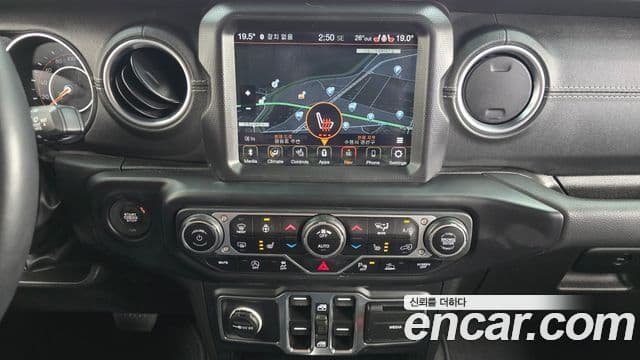 Jeep Wrangler 2023 — Şəkil 13/20