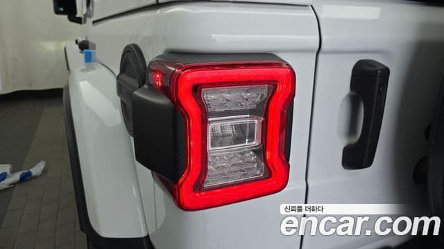 Jeep Wrangler 2023 — Şəkil 28/31