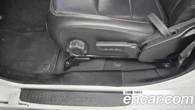 Jeep Wrangler 2023 — Şəkil 27/31
