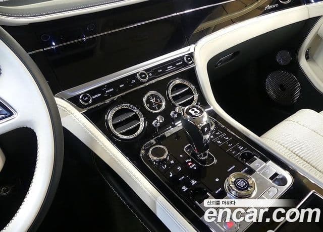 Bentley Continental GT 2023 — Фото 12/20