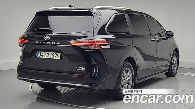 Toyota Sienna 2021 — ფოტო 1/19
