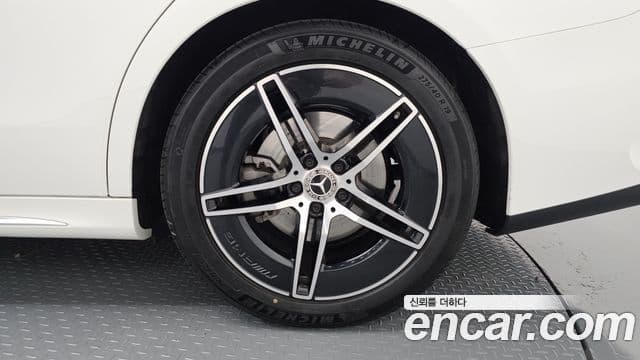 Mercedes-Benz E-Class 2024 — Photo 6/35