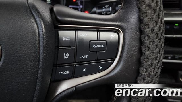 Lexus UX250h 2019 — ფოტო 16/20